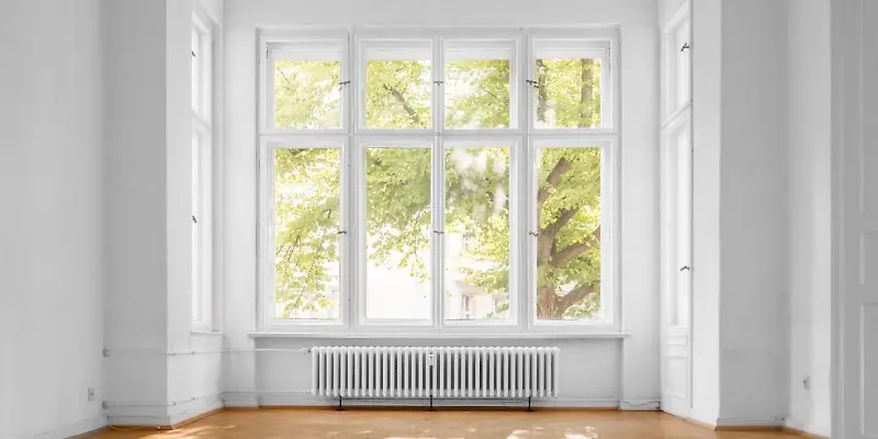 Fenster, leere Wohnung, Altbau