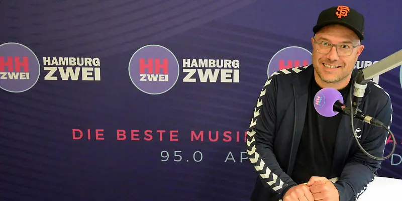 HAMBURG ZWEI Moderator Flo Staub im HAMBURG ZWEI Studio