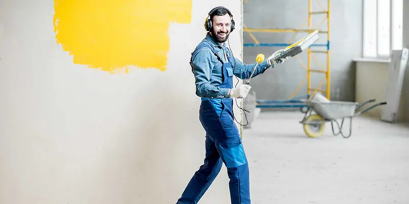 Maler hört bei der Arbeit Musik