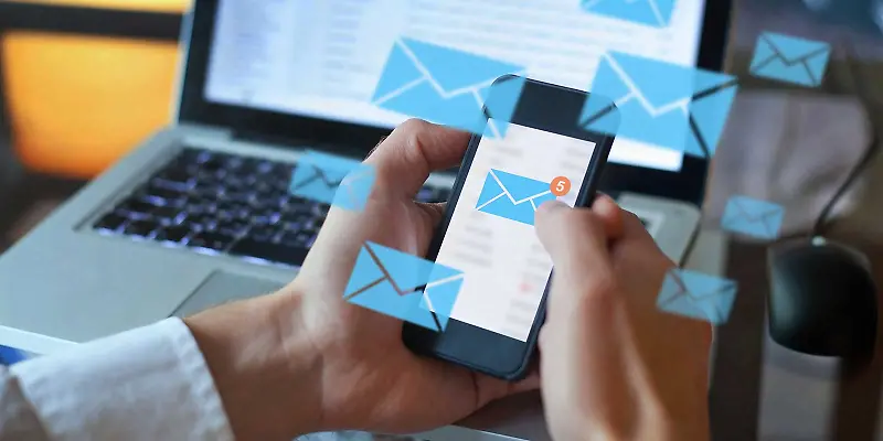 E-Mails werden von Handy und Laptop verschickt